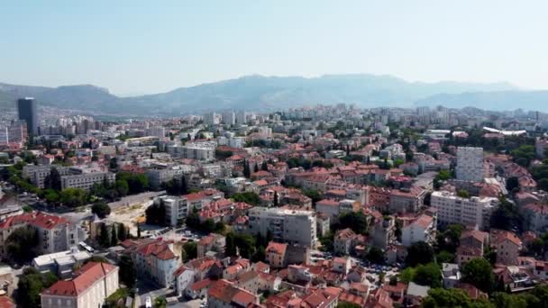 在旅游胜地达尔马提亚 德罗内枪杀了克罗地亚的斯普利特市 有小径和城市景观的小山 位于克罗地亚山脉背景下的分裂城市 — 图库视频影像