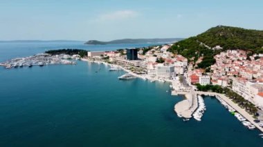 İnsansız hava aracı Hırvatistan 'ın Split kentini Dalmaçya tatil beldesinde vurdu. Yolları ve şehir manzarası olan tepe. Hırvatistan 'ın Split kentinde bir rıhtımdaki İHA görüntüsü.