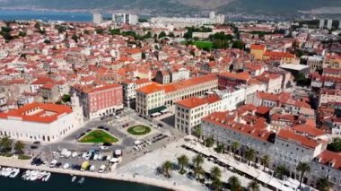 İnsansız hava aracı Hırvatistan 'ın Split kentini Dalmaçya tatil beldesinde vurdu. İnsansız hava aracı Hırvatistan 'ın Split kentini Dalmaçya tatil beldesinde vurdu. Yolları ve şehir manzarası olan tepe. Şehri böl