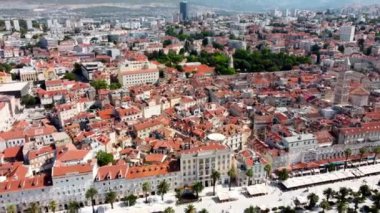 İnsansız hava aracı Hırvatistan 'ın Split kentini Dalmaçya tatil beldesinde vurdu. İnsansız hava aracı Hırvatistan 'ın Split kentini Dalmaçya tatil beldesinde vurdu. Yolları ve şehir manzarası olan tepe. Şehri böl