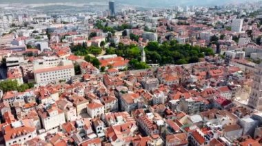 İnsansız hava aracı Hırvatistan 'ın Split kentini Dalmaçya tatil beldesinde vurdu. Yolları ve şehir manzarası olan tepe. Şehri böl
