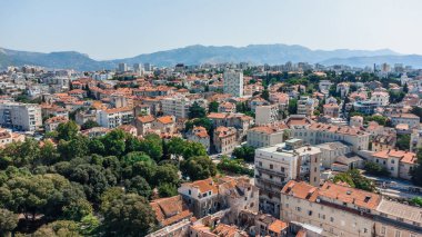 İnsansız hava aracı Hırvatistan 'ın Split kentini Dalmaçya tatil beldesinde vurdu. Yolları ve şehir manzarası olan tepe. Hırvatistan 'ın dağlarının arka planında ikiye bölünmüş şehir.