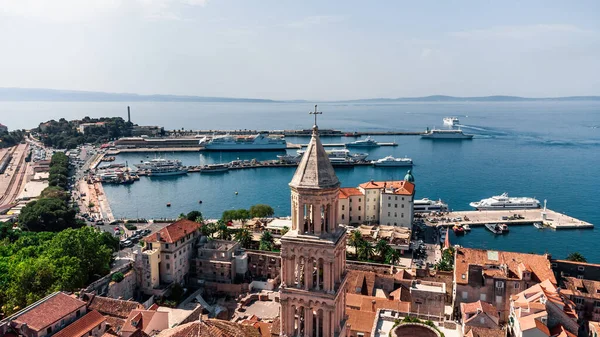 Diocletian 'ın Split kentindeki sarayının harabelerinin insansız hava aracı görüntüsü. Yukarıdan saray kompleksi. Split Katedrali 'nin insansız hava aracı görüntüleri. İnsansız hava aracı Hırvatistan 'ın Dalmaçya tatil beldesinde Split kentini vurdu.