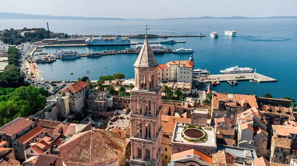 Diocletian 'ın Split kentindeki sarayının harabelerinin insansız hava aracı görüntüsü. Yukarıdan saray kompleksi. Split Katedrali 'nin insansız hava aracı görüntüleri. İnsansız hava aracı Hırvatistan 'ın Dalmaçya tatil beldesinde Split kentini vurdu.