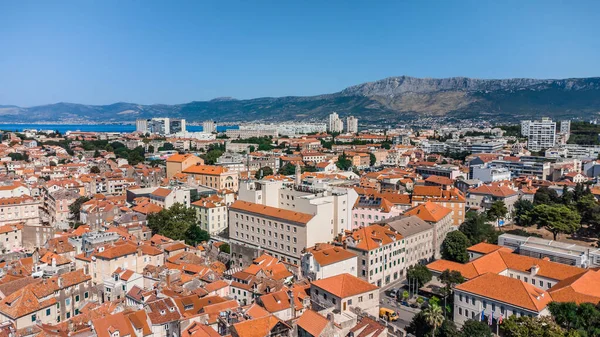 İnsansız hava aracı Hırvatistan 'ın Split kentini Dalmaçya tatil beldesinde vurdu. Yolları ve şehir manzarası olan tepe. Hırvatistan 'ın dağlarının arka planında ikiye bölünmüş şehir.