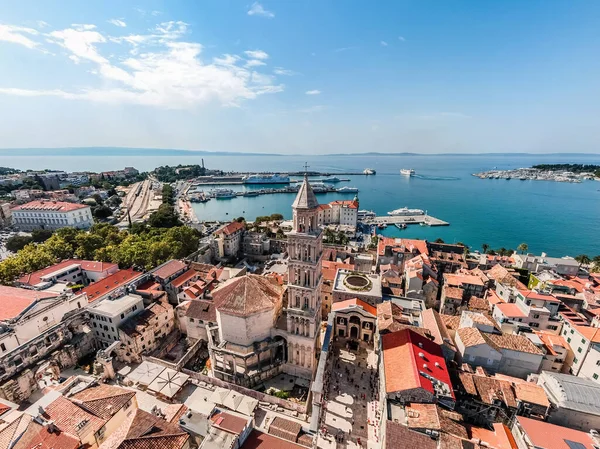 Diocletian 'ın Split kentindeki sarayının harabelerinin insansız hava aracı görüntüsü. Yukarıdan saray kompleksi. Split Katedrali 'nin insansız hava aracı görüntüleri. İnsansız hava aracı Hırvatistan 'ın Dalmaçya tatil beldesinde Split kentini vurdu.