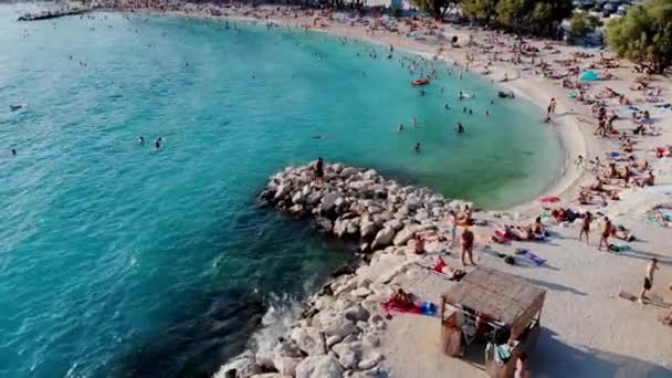 位于达尔马提亚旅游区的克罗地亚斯普利特市的Drone视图 被斯普利特海滩的无人机射杀了克罗地亚海滩 人们用无人驾驶飞机在海滩上晒日光浴 分裂结构 — 图库视频影像