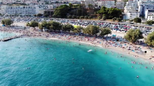 位于达尔马提亚旅游区的克罗地亚斯普利特市的Drone视图 被斯普利特海滩的无人机射杀了克罗地亚海滩 人们用无人驾驶飞机在海滩上晒日光浴 分裂结构 — 图库视频影像