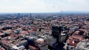 İHA 'dan Zagreb şehrini izleyin. Yukarıdan Hırvatistan 'ın başkenti. Zagreb 'deki yoğun bir binadan insansız hava aracı atışı. Hırvatistan 'ın başkentinde konut binaları.