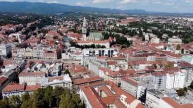 Bakire Meryem, Aziz Stephen ve Vladislav 'ın Assumption of the Drone Cathedral' den çekildi. Zagreb 'deki Katolik katedrali, Hırvatistan insansız hava aracı görüşü. Zagreb 'deki katedral. Hırvatistan insansız hava aracı görüntüsü