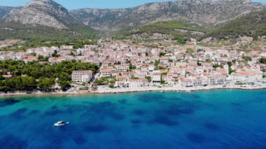 Hırvatistan topraklarındaki Adriyatik Denizi 'ndeki Brac adasının insansız hava aracı görüntüleri. İHA 'dan Bol Vilayeti tatil köyü. Brac adasının limanında insansız hava aracı vuruldu. Hırvatistan Dağları