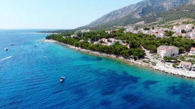 Hırvatistan topraklarındaki Adriyatik Denizi 'ndeki Brac adasının insansız hava aracı görüntüleri. İHA 'dan Bol Vilayeti tatil köyü. Brac adasının limanında insansız hava aracı vuruldu. Hırvatistan Dağları