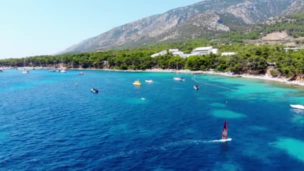 在布拉克岛上拍摄了很多人的风帆 位于克罗地亚领土上的亚得里亚海中的布拉克岛 从无人驾驶飞机上俯瞰 人们在海里游泳和运动 很多风云人物 — 图库视频影像