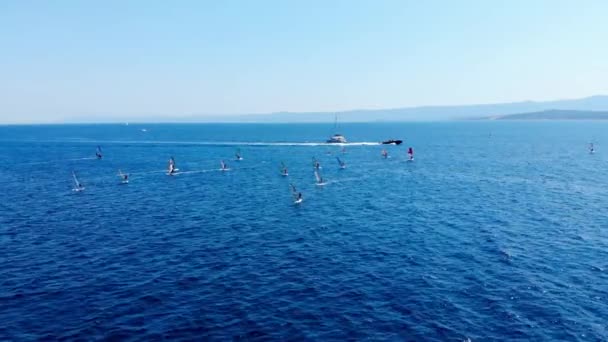 Drone Skott Människor Vindsurfing Brac Brac Adriatiska Havet Kroatiens Territorium — Stockvideo