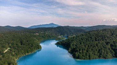 Drone Hırvatistan 'da Plitvice Lakes Ulusal Parkı' nı vurdu. Hırvatistan 'ın orta kesimindeki orman rezervi şelaleler ve kireçtaşı kanyonla birbirine bağlı bir göl. Göller arasında yürüyüş parkurları. Bir orman.