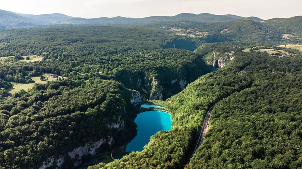 Drone Hırvatistan 'da Plitvice Lakes Ulusal Parkı' nı vurdu. Hırvatistan 'ın orta kesimindeki orman rezervi şelaleler ve kireçtaşı kanyonla birbirine bağlı bir göl. Göller arasında yürüyüş parkurları. Bir orman.