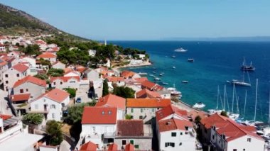 Hırvatistan topraklarındaki Adriyatik Denizi 'ndeki Brac adasının insansız hava aracı görüntüleri. İHA 'dan Bol Vilayeti tatil köyü. Brac adasının limanında insansız hava aracı vuruldu. Hırvatistan Dağları