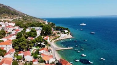 Hırvatistan topraklarındaki Adriyatik Denizi 'ndeki Brac adasının insansız hava aracı görüntüleri. İHA 'dan Bol Vilayeti tatil köyü. Brac adasının limanında insansız hava aracı vuruldu. Hırvatistan Dağları