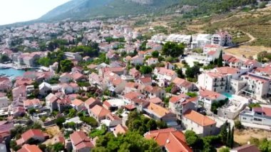 Hırvatistan topraklarındaki Adriyatik Denizi 'ndeki Brac adasının insansız hava aracı görüntüleri. İHA 'dan Bol Vilayeti tatil köyü. Brac adasının limanında insansız hava aracı vuruldu. Hırvatistan Dağları
