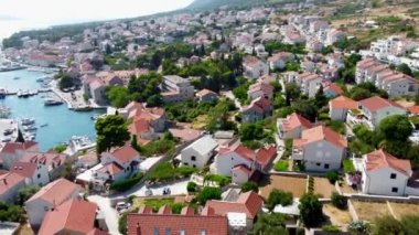 Hırvatistan topraklarındaki Adriyatik Denizi 'ndeki Brac adasının insansız hava aracı görüntüleri. İHA 'dan Bol Vilayeti tatil köyü. Brac adasının limanında insansız hava aracı vuruldu. Hırvatistan Dağları