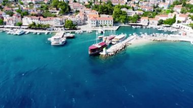 Hırvatistan topraklarındaki Adriyatik Denizi 'ndeki Brac adasının insansız hava aracı görüntüleri. İHA 'dan Bol Vilayeti tatil köyü. Brac adasının limanında insansız hava aracı vuruldu. Hırvatistan Dağları