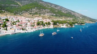 Hırvatistan topraklarındaki Adriyatik Denizi 'ndeki Brac adasının insansız hava aracı görüntüleri. İHA 'dan Bol Vilayeti tatil köyü. Brac adasının limanında insansız hava aracı vuruldu. Hırvatistan Dağları