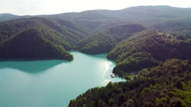 Drone Hırvatistan 'da Plitvice Lakes Ulusal Parkı' nı vurdu. Hırvatistan 'ın orta kesimindeki orman rezervi şelaleler ve kireçtaşı kanyonla birbirine bağlı bir göl. Göller arasında yürüyüş parkurları. Bir orman.