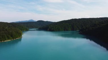 Drone Hırvatistan 'da Plitvice Lakes Ulusal Parkı' nı vurdu. Hırvatistan 'ın orta kesimindeki orman rezervi şelaleler ve kireçtaşı kanyonla birbirine bağlı bir göl. Göller arasında yürüyüş parkurları. Bir orman.