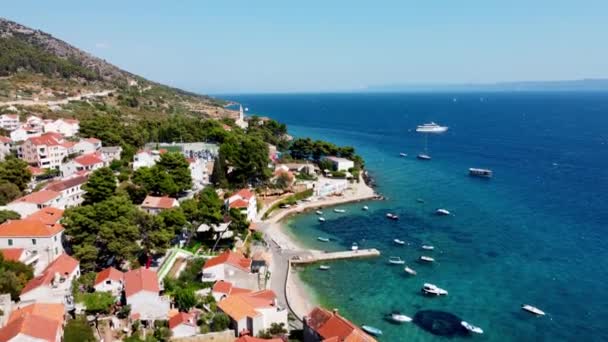 クロアチアの領土にアドリア海のブラック島のドローンショット ドローンからボールビューのリゾートセンタータウン ドローンはブラック島の港で撃たれた クロアチアの山 — ストック動画