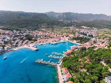 Adriyatik Denizi 'ndeki Hırvat tatil beldesi Hvar' da insansız hava aracı vuruldu. İHA 'dan limana bak. Hırvatistan 'da Adriyatik Denizi kıyılarında tekne ve gemiler. Hvar adasındaki dağlar.