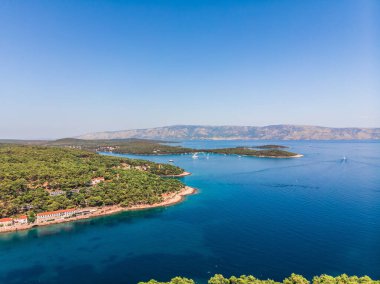 Yakınlardaki Pakistan Adaları 'na tekne gezilerinde insansız hava aracı vuruldu. Hırvatistan 'ın Hvar adasında tenha plajlar ve koylar. Dubovitsa ve İHA 'dan lavanta tarlaları. Hırvat adasında insansız hava aracı vuruldu