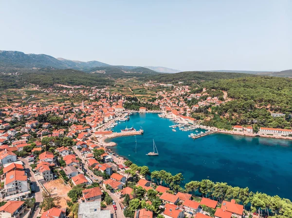 Adriyatik Denizi 'ndeki Hırvat tatil beldesi Hvar' da insansız hava aracı vuruldu. İHA 'dan limana bak. Hırvatistan 'da Adriyatik Denizi kıyılarında tekne ve gemiler. Hvar adasındaki dağlar.