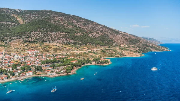 Adriyatik Denizi 'ndeki Hırvat tatil beldesi Hvar' da insansız hava aracı vuruldu. İHA 'dan limana bak. Hırvatistan 'da Adriyatik Denizi kıyılarında tekne ve gemiler. Hvar adasındaki dağlar.