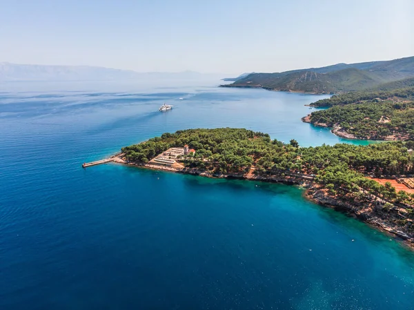 Adriyatik Denizi 'ndeki Hırvat tatil beldesi Hvar' da insansız hava aracı vuruldu. İHA 'dan limana bak. Hırvatistan 'da Adriyatik Denizi kıyılarında tekne ve gemiler. Hvar adasındaki dağlar.
