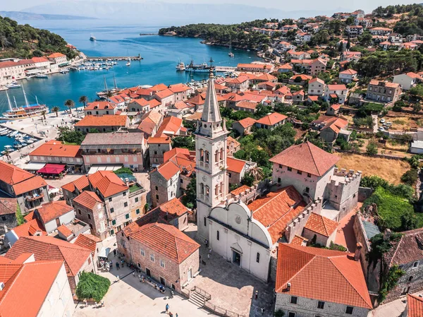 Adriyatik Denizi 'ndeki Hırvat tatil beldesi Hvar' da insansız hava aracı vuruldu. İHA 'dan limana bak. Hırvatistan 'da Adriyatik Denizi kıyılarında tekne ve gemiler. Hvar adasındaki dağlar.