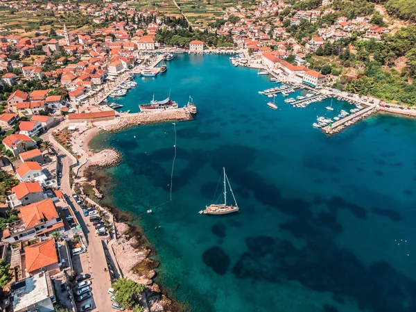 Adriyatik Denizi 'ndeki Hırvat tatil beldesi Hvar' da insansız hava aracı vuruldu. İHA 'dan limana bak. Hırvatistan 'da Adriyatik Denizi kıyılarında tekne ve gemiler. Hvar adasındaki dağlar.
