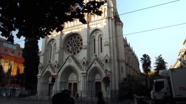 Notre Dame de Nice, Fransa 'nın Nice kentinde yer alan bir Katolik bazilikasıdır. Büyük bir gül penceresiyle birlikte doğu perdesinin üzerinde iki kare kule yükseliyor. Jean Madsen Bulvarı. 