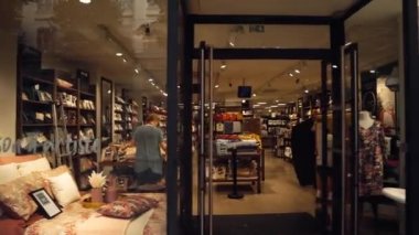 Nice 'te bir giyim mağazasının vitrini. Markalı kıyafetlerle dolu bir mağazanın camından bak. Fransa 'da moda. Elbiseli bir butik. Butik satıcıları malları sererler..