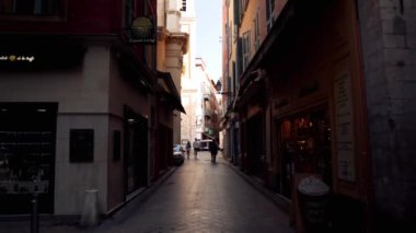 Fransa 'nın Nice şehrindeki şehir sokakları. Vitrinler. Fransa 'da alışveriş. Nice 'te şehir trafiği. Açık teraslı restoranlar ve kafeler. Nice 'in güzel sokakları. Orta 