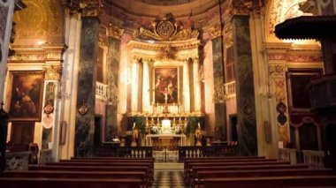 Nice 'deki Annunciation Kilisesi. Aziz Rita Kilisesi. Fransa 'daki Santa Rita Tapınağı. Kilisenin zengin iç kısımları. Duvarlarda simgeler var. Boş kilise.