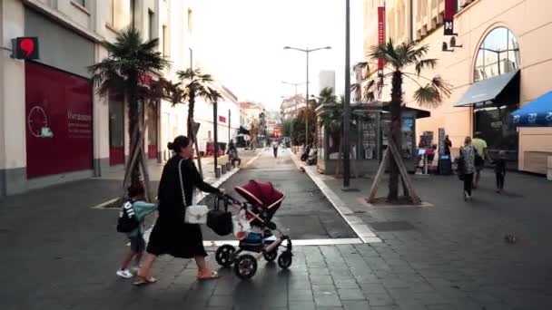 Stadtstraßen Der Französischen Stadt Nizza Schaufenster Einkaufen Frankreich Stadtverkehr Nizza — Stockvideo