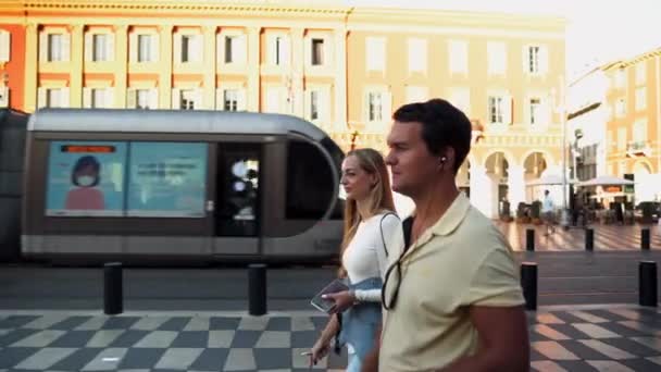 Happy Young Couple Walking Square Nice Largest Most Beautiful Square — Vídeo de stock