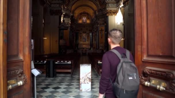 Der Kerl Blickt Auf Die Außenfassade Der Kathedrale Reparata Nizza — Stockvideo