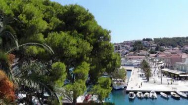 Adriyatik Denizi 'ndeki Hırvat tatil beldesi Hvar' da insansız hava aracı vuruldu. İHA 'dan limana bak. Hırvatistan 'da Adriyatik Denizi kıyılarında tekne ve gemiler. Hvar adasındaki dağlar