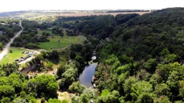 İnsansız hava aracı Butsky Canyon Ukrayna 'yı vurdu. Buki köyü yakınlarındaki Gorny Tikich Nehri 'ndeki kayalık bir kanyonun havadan görüntüsü. Proterozoik granitlerde Gorny Tikich Nehri. Antik derin ve dar kanyon 