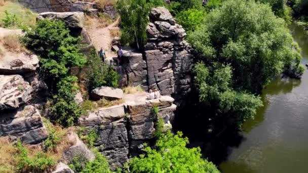 Girl Posing Edge Cliff Hiking Hiking Tents Butsky Canyon Drone — Vídeo de Stock