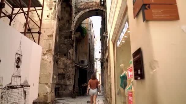 Κροατική Πόλη Σπλιτ Στην Περιοχή Θέρετρου Δαλματία Ένας Πολύχρωμος Δρόμος — Αρχείο Βίντεο