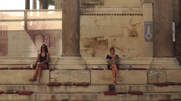 Young Girls Sit Steps Ancient Stone Diocletian Palace Split Girl — ストック動画