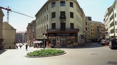 Zagreb 'in tarihi merkezi. Zagreb 'de kafeleri ve restoranları olan şehir sokakları. Hırvatistan 'da şehir hayatı. İnsanlar merkezde yürüyorlar. Zagreb 'in Hırvatistan' daki mimarisi.