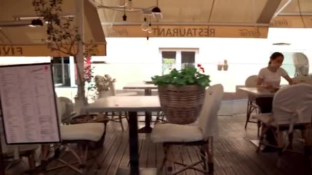 Εστιατόρια Και Καφετέριες Στην Πόλη Ζάγκρεμπ Πεζοί Χώροι Άνετα Καφέ — Αρχείο Βίντεο
